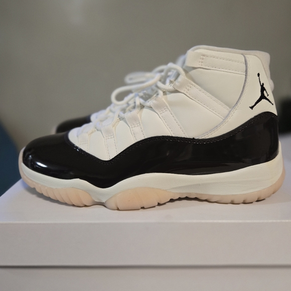 Nike Air Jordan Retro 11 "Neopolitan" Women - Picture 10 of 13
